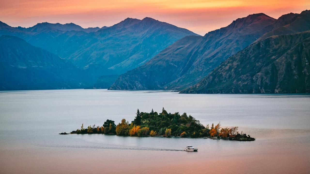 Experience the natural beauty of Lake Wanaka with a 1 hour happy hour cruise.